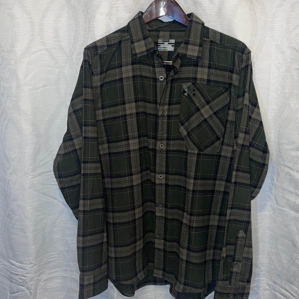 UNDER ARMOUR Button Up Shirt